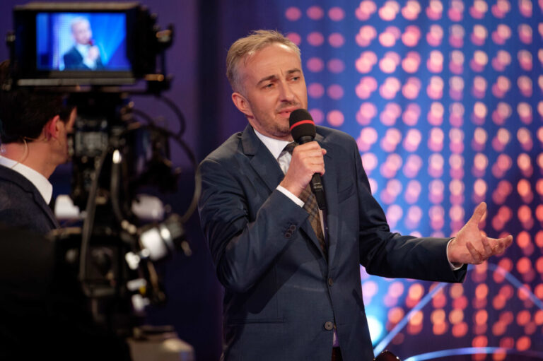 Der Komiker Jan Böhmermann steht bei der 59. Grimme-Preisverleihung mit dem Preis in der Kategorie "Unterhaltung" auf der Bühne.