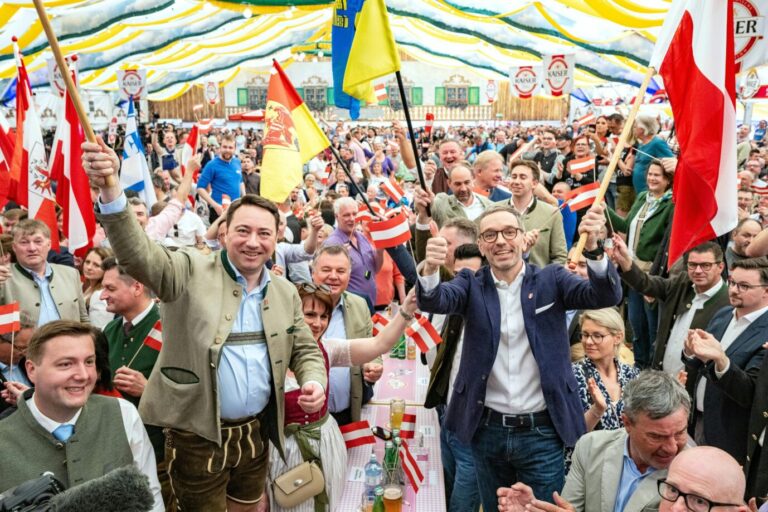 andesparteiobmann Manfred Haimbuchner (FPÖ) und Bundesparteiobmann Herbert Kickl (FPÖ) am Montag, 1. Mai 2023 im Rahmen einer FPÖ-1. Mai-Veranstaltung am Urfahraner Jahrmarktgelände in Linz.