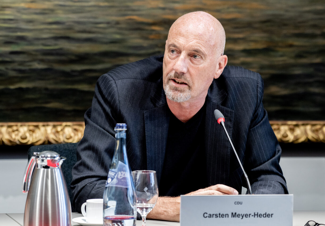 Carsten Meyer-Heder, Landesvorsitzender der CDU in Bremen, spricht während der Landespressekonferenz nach der Bürgerschaftswahl in Bremen im Rathaus. Rücktritt nach AfD-Äußerung.