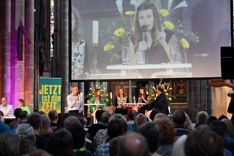 Sprecherin von Fridays for Future, Luisa Neubauer (2.v.r.), nimmt an einer Podiumsdiskussion in der Kirche St. Sebald beim 38. Deutschen Evangelischen Kirchentag teil.