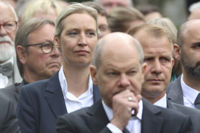 Umfrage: AfD-Chefin Alice Weidel sitzt Bundeskanzler Olaf Scholz (SPD), wie hier bei der Gedenkfeier für die Opfer des Volksaufstands vom 17. Juni 1953, mehr als nur im Nacken.