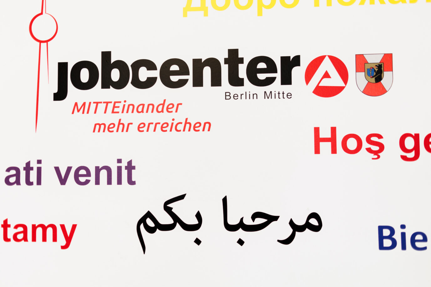 Verschiedene Sprachen am Eingang vorm Jobcenter in Berlin-Mitte: Die Erhöhung des Bürgergelds birgt Risiken.