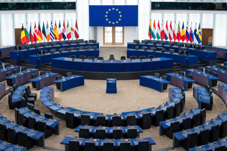 Im Plenarsaal des EU-Parlaments in Straßburg müssen nach der Wahl 15 neue Sitze angeschraubt werden.
