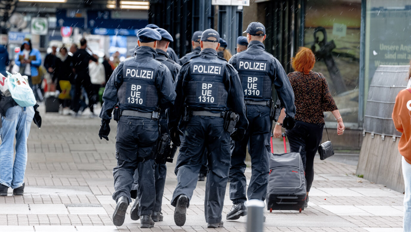 Polizisten gehen am Hauptbahnhof Hamburg auf Streife. Linksextremisten greifen Bahnhof an