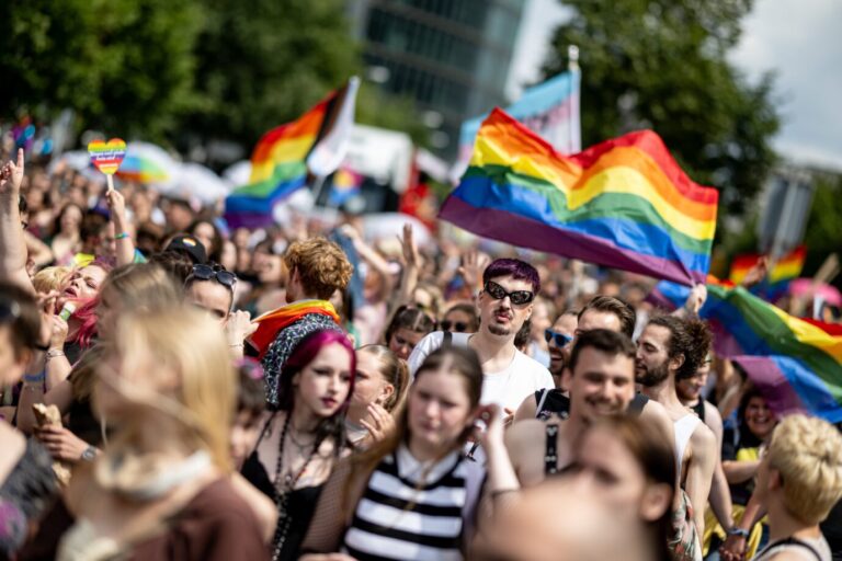 Teilnehmer der 45. Berlin Pride-Parade zum Christopher Street Day (CSD) ziehen mit Regenbogenfahnen durch die Stadt. Der Berliner CSD ist eine der größten Veranstaltungen der lesbischen, schwulen, bisexuellen, trans-, intergeschlechtlichen und queeren (LGBTIQ) Community in Europa. Schwule in Angst