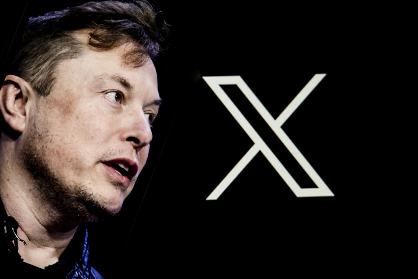 Elon Musk neben dem neuen Logo für „Twitter“. Foto: picture alliance/dpa | Emin Sansar