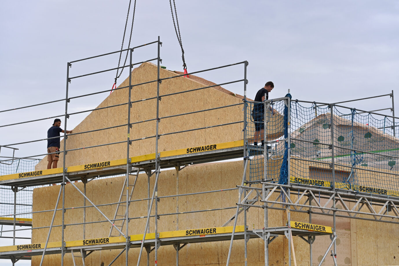 Bauarbeiter an einer Häuserfassade: Die Zahl der Baugenehmigungen in Deutschland ist massiv zurückgegangen.