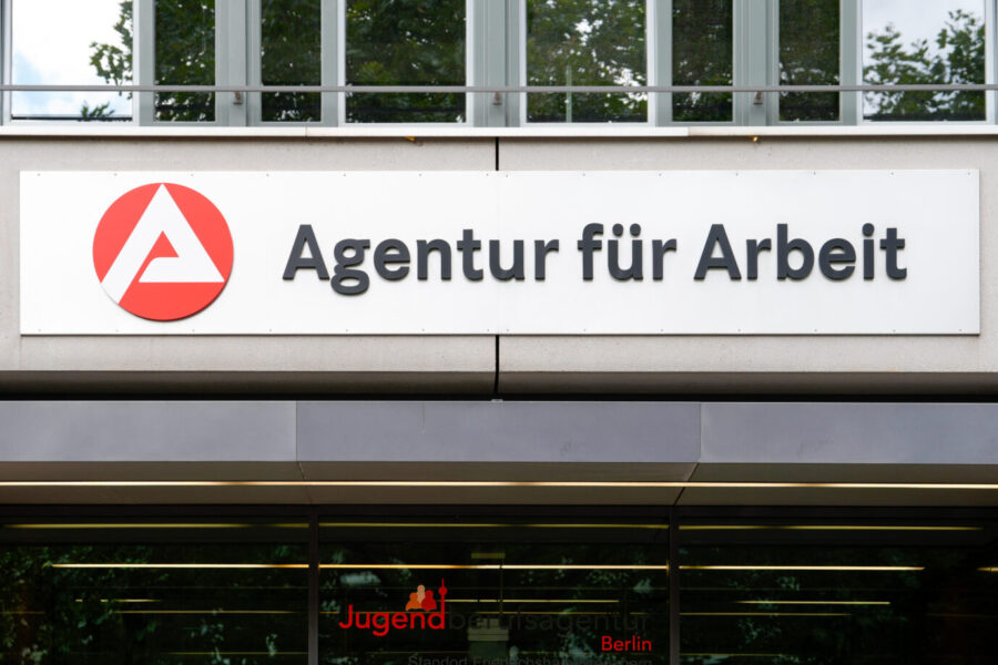 Logo der Bundesagentur für Arbeit auf einem Gebäude - einem Ort, an dem Bürgergeld beantragt wird. (Symbolbild)