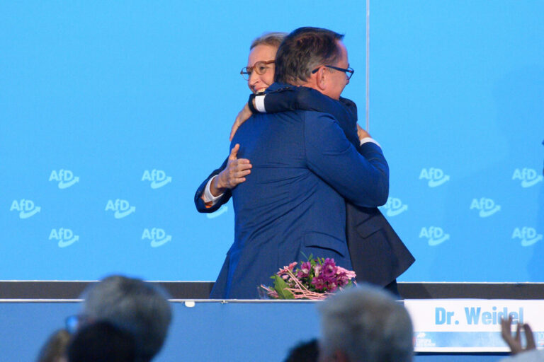 Die AfD-Bundesvorsitzenden Alice Weidel und Tino Chrupalla haben mit Blick auf Umfragen allen Grund zur Freude.