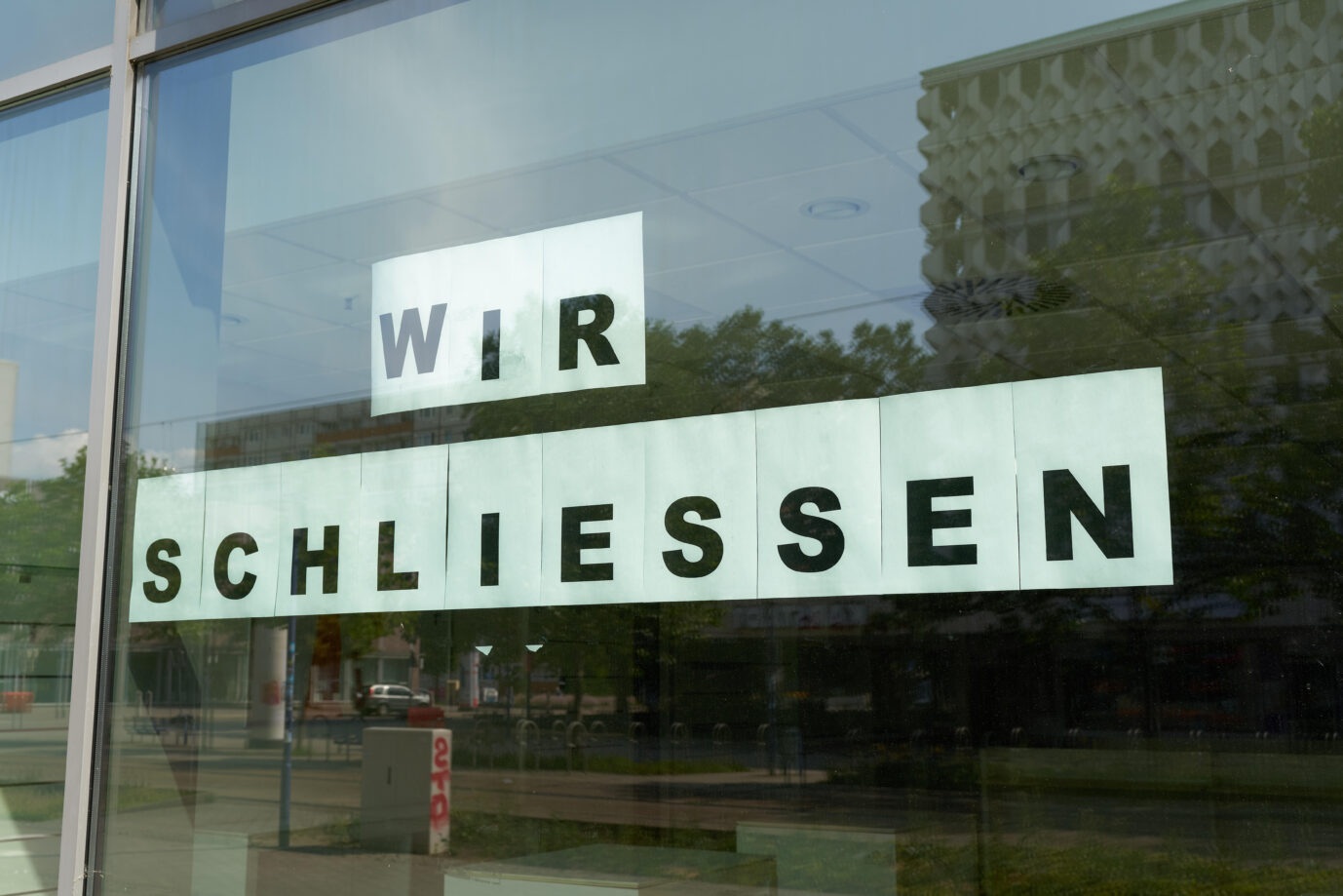 Ein Schild mit der Aufschrift „Wir schliessen“ am Schaufenster eines Geschäfts in Magdeburg. Die deutsche Industrie befindet sich aktuell in einer schweren Krise.