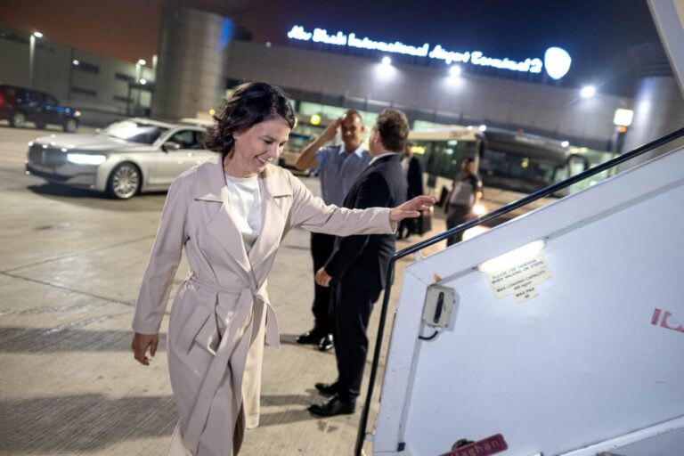 Hohe Kosten: Außenministerin Annalena Baerbock besteigt in Abu Dhabi ihr Regierungsflugzeug. Doch auch dieser zweite Flug nach Australien scheiterte.