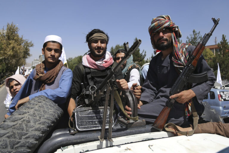 Taliban-Anhänger feiern am 15. August dieses Jahres den zweiten Jahrestag der Machtübernahme: Das Regime will afghanische Asylbewerber aus Deutschland gegen Geld zurückholen.