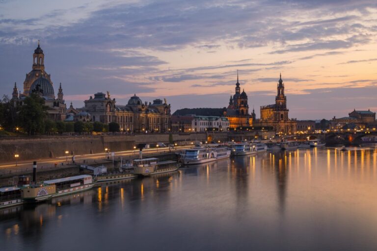 Silhouette der Dresdner Altstadt am Abend an der Elbe, mit der Brühlschen Terrasse, Kunstakademie, Frauenkirche, Sekundogenitur, Ständehaus, Hausmannsturm, Hofkirche und Semperoper hinter der Augustusbrücke., Dresden, Sachsen, Deutschland, Europa