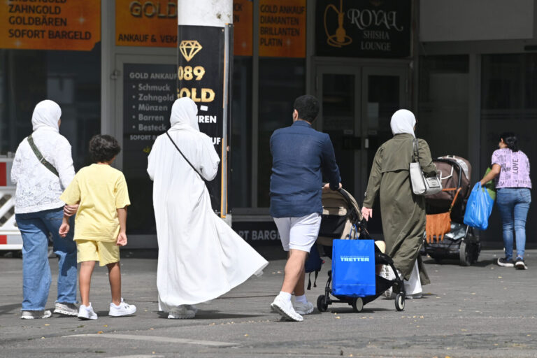 Migranten mit Gepäck in München: Der Bürgermeister eines Dorfs in Oberbayern sagt, seine Heimat habe keinen Platz mehr.