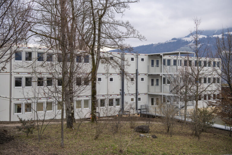 Auf diesem Foto befindet sich ein Flüchtlingsheim in der Schweiz. In der oberbayerischen Gemeinde Lenggries soll eine solche Unterkunft entstehen. (Symbolbild)