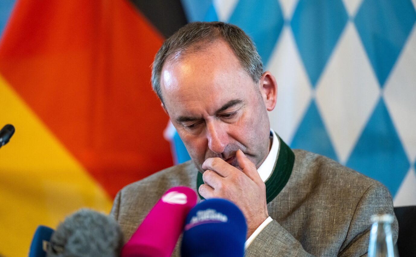 Bayerns Vize-Ministerpräsident Hubert Aiwanger erklärte sich gestern auf einer Pressekonferenz zu dem Flugblatt und bat um Entschuldigung.