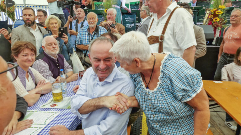 Bayerns Vize-Ministerpräsident Hubert Aiwanger spricht auf dem Karpfhamer Fest mit einer Besucherin. Der Chef der Freien Wähler steht wegen eines antisemitischen Flugblatts unter Druck. (zu dpa: «Jubel für Aiwanger im Bierzelt - «Habe in meiner Jugend Scheiß' gemacht»)