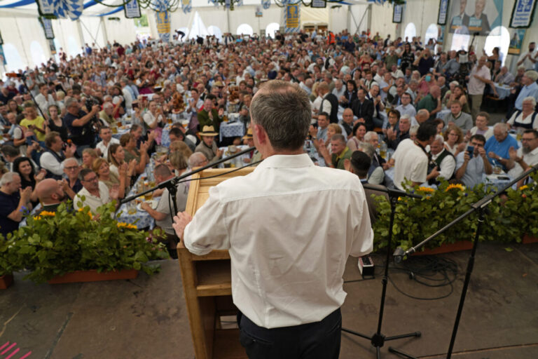 Hubert Aiwanger, Bundesvorsitzender der Freien Wähler, stellvertretender Ministerpräsident von Bayern und bayerischer Staatsminister für Wirtschaft, Landentwicklung und Energie, spricht beim Volksfest in Keferloh bei München. Söder hält an seinem Stellvertreter Aiwanger (Freie Wähler) fest. Eine Entlassung wäre aus seiner Sicht nicht verhältnismäßig, sagte Söder am Sonntag bei einer Pressekonferenz in München. Vor seiner Entscheidung habe er ein langes Gespräch mit Aiwanger geführt.