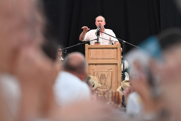 Hubert AIWANGER (Freie Waehler) haelt am 03.09.2023 eine Rede am Keferloher Sonntag im Festzelt auf Gut Keferloh bei Muenchen. ?