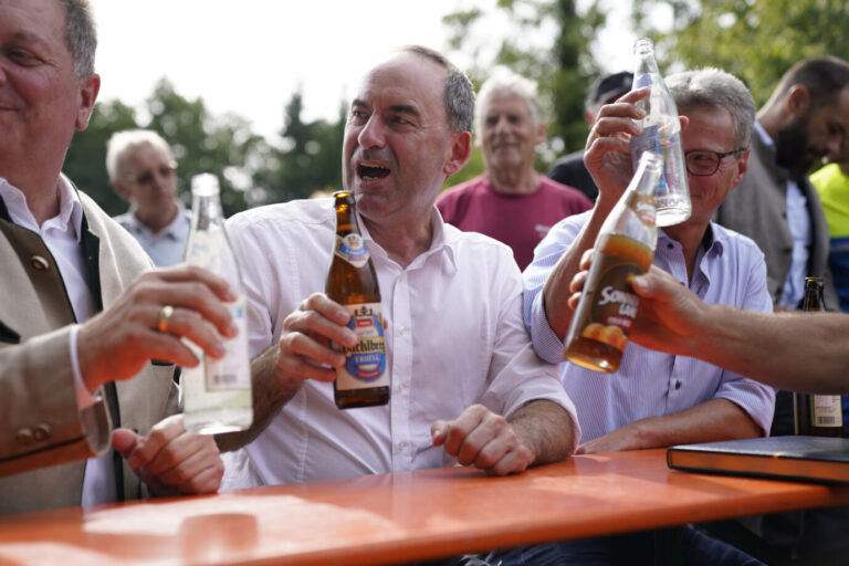 Hubert Aiwanger (L), Bundesvorsitzender der Freien Wähler, stellvertretender Ministerpräsident von Bayern und bayerischer Staatsminister für Wirtschaft, Landentwicklung und Energie, tritt als Schirmherr bei einem Motorradtreffen in Niederbayern auf.