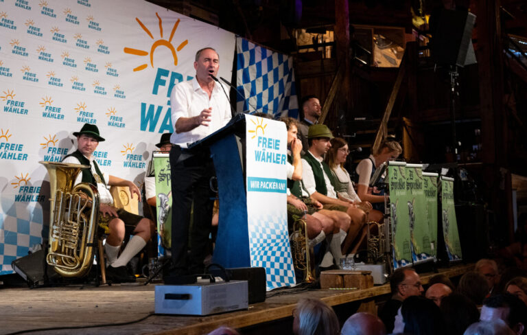 Hubert Aiwanger, Bundesvorsitzender der Freien Wähler, stellvertretender Ministerpräsident von Bayern und bayerischer Staatsminister für Wirtschaft, Landentwicklung und Energie, spricht beim Politischen Frühschoppen Gillamoos auf der Bühne. Das Gillamoos ist eines der größten und ältesten Volksfeste Niederbayerns und bietet traditionell einen politischen Schlagabtausch der Parteien.