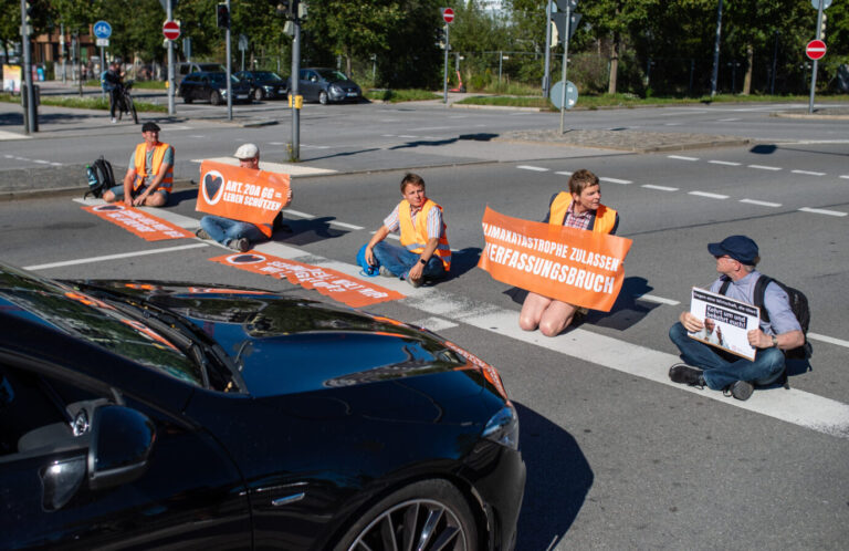 Letzte Generation: Anhänger der Letzten Generation blockieren eine Straße in München (Symbolbild)