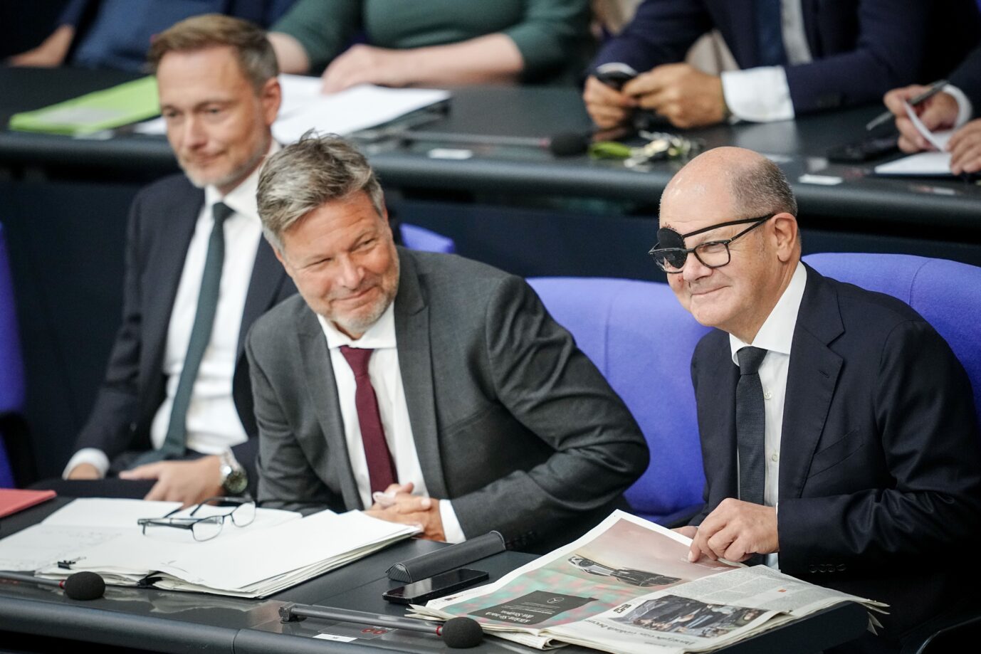 Industrie-Einbruch: Wirtschaftsminister Robert Habeck (Grüne) und Bundekanzler Olaf Scholz (SPD) heute Morgen im Bundestag.