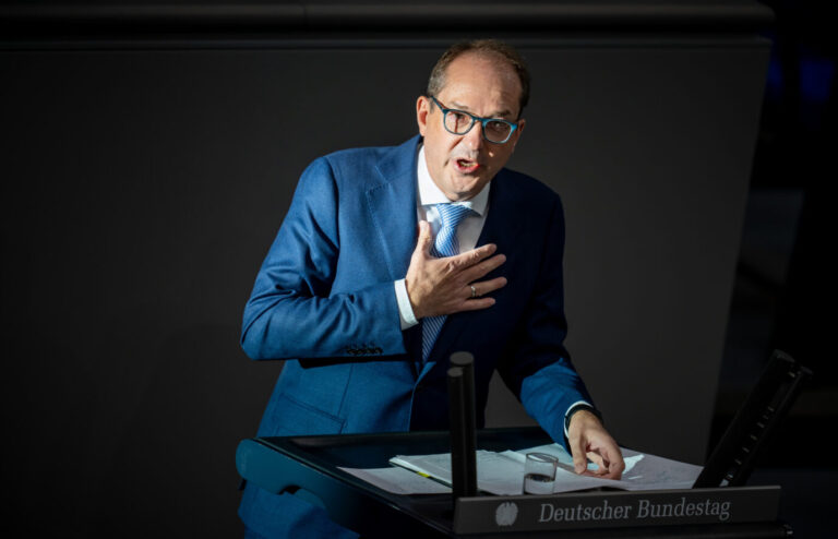 Alexander Dobrindt, CSU-Landesgruppenchef, spricht im Bundestag. In der Sitzung soll neben dem Haushalt 2024 auch zum Gebäudeenergiegesetz beraten werden. Das Heizungsgesetz wurde dann beschlossen.