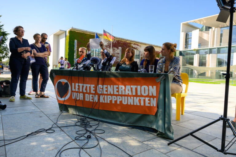 Die „Letzte Generation“ gibt vor dem Kanzleramt eine Pressekonferenz. Zuvor hatten Klimakleber die Wand des Gebäudes beschmiert.
