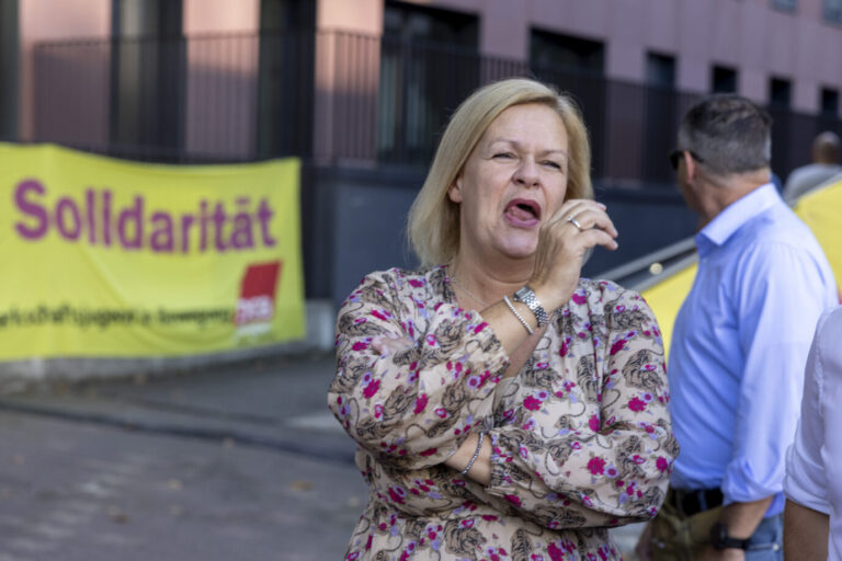 Nancy Faeser (SPD), Spitzenkandidatin für die Landtagswahl in Hessen, nimmt am DGB Sommerfest mit Spitzenkandidatinnen und Spitzenkandidaten zur Landtagswahl in Hessen teil.