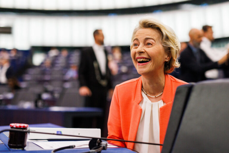 Ursula von der Leyen (CDU, Fraktion EVP), Präsidentin der Europäischen Kommission, sitzt im Gebäude des Europäischen Parlaments und lacht. In ihrer Rede zur Lage der Union 2023 will Kommissionspräsidentin von der Leyen die Prioritäten und Leitinitiativen für das kommende Jahr erläutern. Es ist die letzte Rede dieser Legislaturperiode im Vorfeld der Europawahl 2024. Aus Deutschland kommt besonders viel Geld.