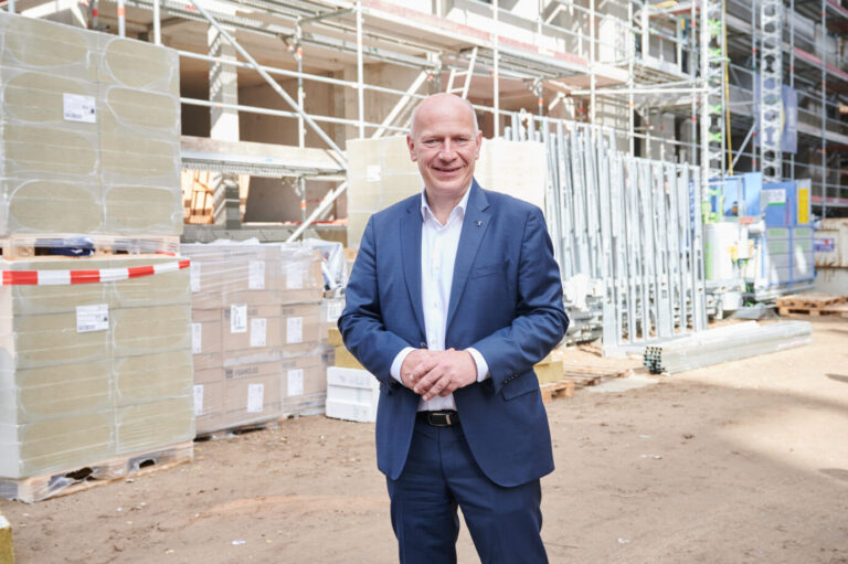 Kai Wegner (CDU), Regierender Bürgermeister Berlin steht auf einer Baustelle eines Neubauprojekt der Degewo am Halleschen Ufer. Auf der Neubautour werden vier Neubauprojekte von landeseigenen Wohnungsbaugesellschaften besichtigt.