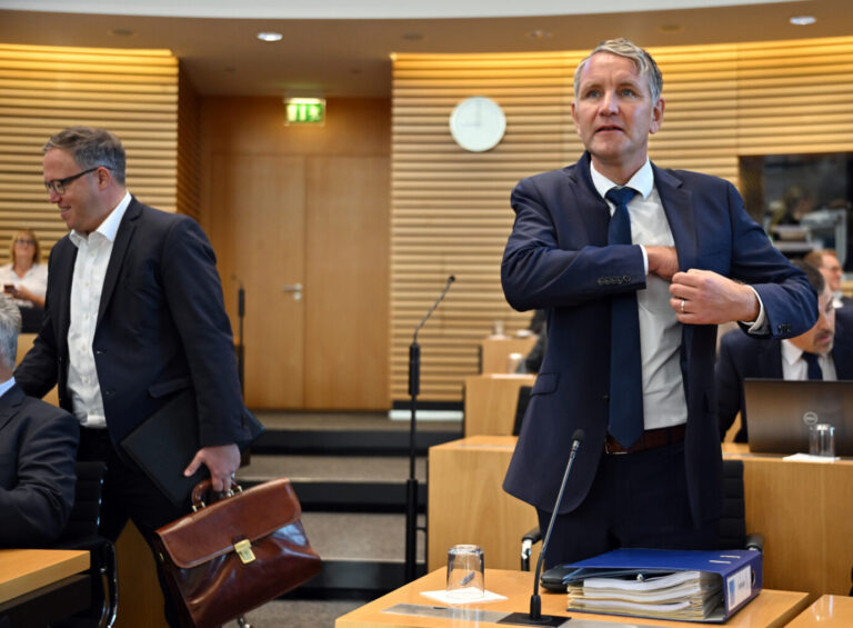 Gender Björn Höcke und Mario Voigt, Fraktionsvorsitzende ihrer Parteien, im Thüringer Landtag. Ein Gesetz haben sie bereits gegen die Minderheitsregierung durchgesetzt, folgt im November ein Zweites? Foto: picture alliance/dpa | Martin Schutt