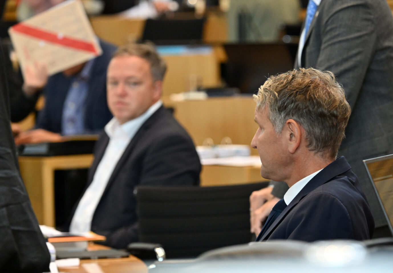 Björn Höcke (r, AfD) und Mario Voigt (l, CDU), Fraktionsvorsitzende ihrer Parteien, im Plenarsaal des Thüringer Landtag. Die Abgeordneten wollen an diesem Tag in erster Lesung den Haushalt für 2024 beraten. Außerdem will die Opposition eine Steuersenkung gegen die rot-rot-grüne Minderheitskoalition durchsetzen. Beides sind Politiker aus Thüringen,