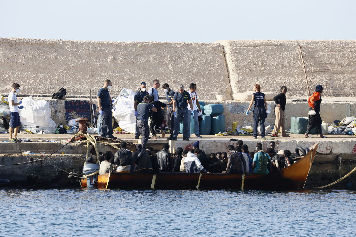 Ein weiteres Boot mit Migranten erreicht Lampedusa Migration schlecht Foto: picture alliance / ASSOCIATED PRESS | Cecilia Fabiano