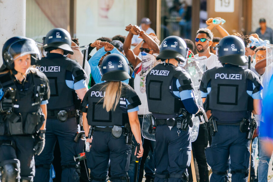Eine Gruppe von Menschen wird nach Ausschreitungen bei einer Eritrea-Veranstaltung von Polizeikräften eingekesselt. Bis zu 200 Personen hätten Teilnehmer der Veranstaltung und Polizisten mit Steinen, Flaschen und Holzlatten angegriffen, teilte ein Polizeisprecher mit. Zehn Beamte seien verletzt worden. (zu dpa: «Ausschreitungen in Stuttgart bei Eritrea-Veranstaltung»). Am Vorabend des Bürgerkrieges.