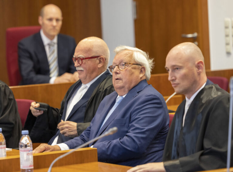 Es geht auch um Scholz: Der angeklagte Warburg-Bankier Christian Olearius zwischen seinen Anwälten Peter Gauweiler (l) und Rudolf Hübner vor dem Bonner Landgericht.