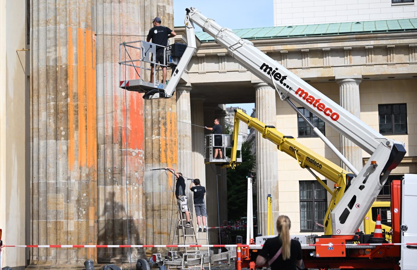 Die Reinigungsarbeiten am Brandenburger Tor konnten nicht alle Schäden beseitigen.