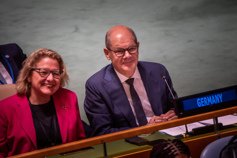 Betriebsausflug mit falschem Paß: Entwicklungsministerin Svenja Schulze (SPD) und Bundeskanzler Olaf Scholz (SPD) bei der UN-Vollversammlung in New York.