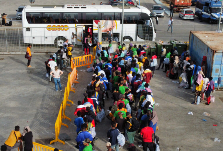 Auf dem Weg von der italienischen Mittelmeerinsel Lampedusa aufs Festland stauen sich die Migranten auch am Hafen von Porto Empedocle in Sizilien Foto: picture alliance / Photoshot | -