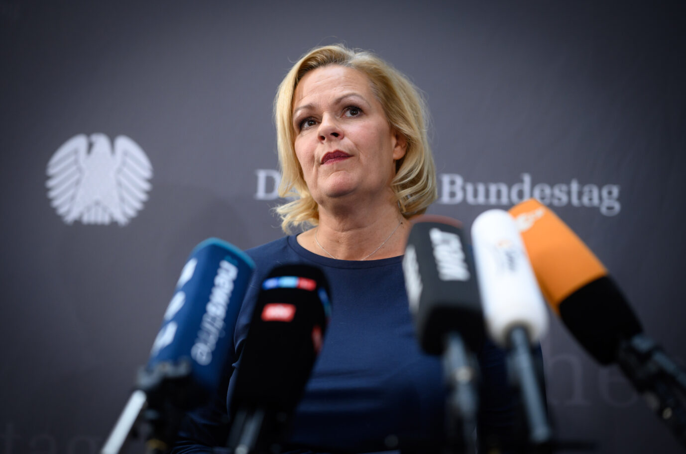Bundesinnenministerin Nancy Faeser (SPD) nach der Sitzung in der Causa Schönbohm. Die Opposition wirft ihr mangelnde Aufklärungsbereitschaft vor.