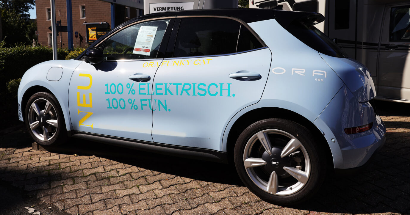 Auf dem Foto ist ein E-Auto. Viele Deutsche sind nicht daran interessiert. (Themenbild/Symbolbild)