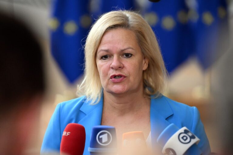 BRUSSELS, BELGIUM - SEPTEMBER 28: German Interior Minister Nancy Faeser speaks to press members as he attends meeting of Justice and Home Affairs Council with the main agenda of migration in Brussels, Belgium on September 28, 2023. Dursun Aydemir / Anadolu Agency. Ihre Migrationspolitik erzeugt Unzufriedenheit