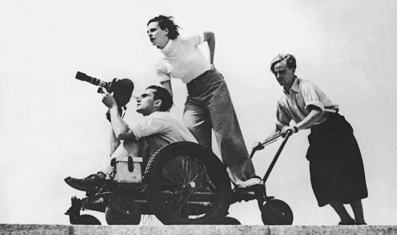 Leni Riefenstahl (Mitte) bei Dreharbeiten