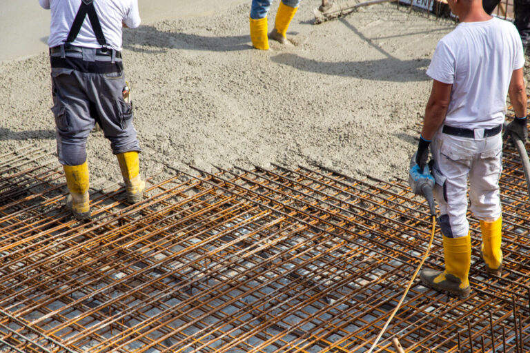 Bauarbeiter bei der Arbeit – um den Wohnungsneubau anzukurbeln, verabschiedet sich die Bundesregierung von Klimavorschriften (Symbolbild) Foto: picture alliance / CHROMORANGE | CHROMORANGE