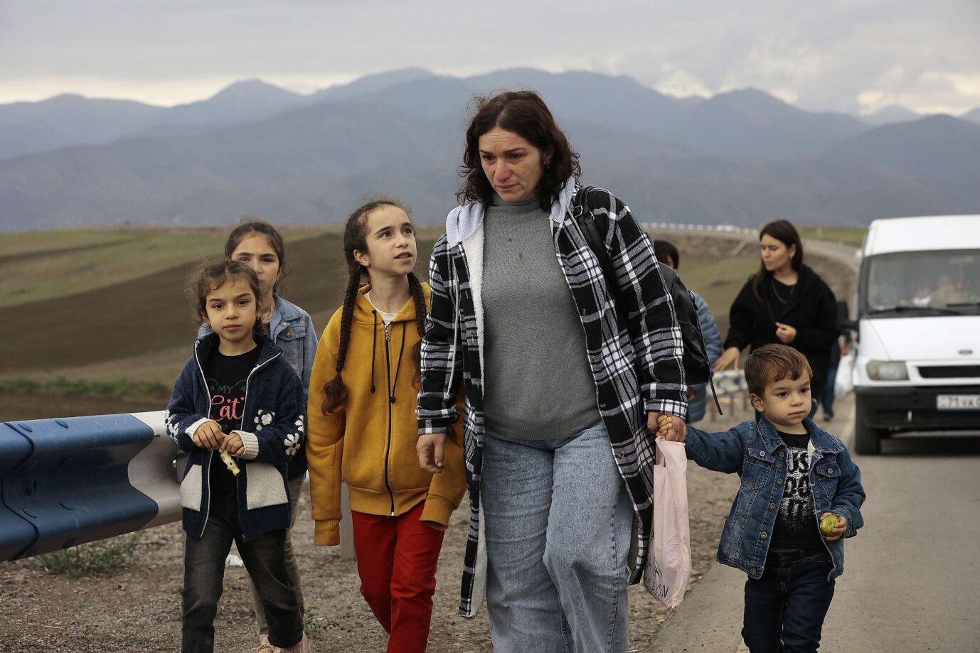 Flüchtlinge aus Bergkarabach überqueren die Grenze nach Armenien – der Staat aus dem sie kommen existiert bald schon nicht mehr Foto: picture alliance / ASSOCIATED PRESS | Vasily Krestyaninov