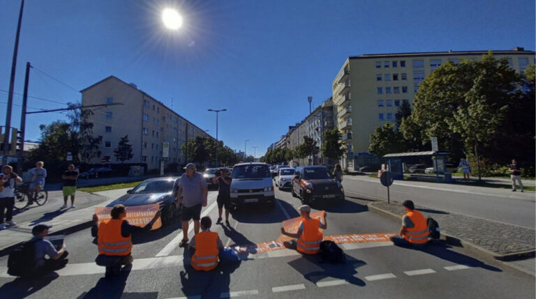 Klimakleber in München kurz vor dem Ohrfeigen-Zwischenfall: Die Polizei ermittelt.