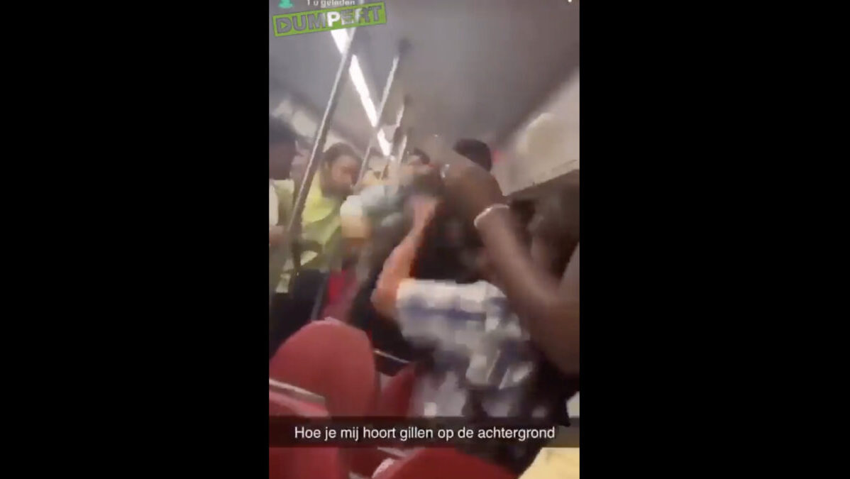 Auf diesem Screenshot ist ein Angriff mehrerer Personen auf einen Mann in einer niederländischen Straßenbahn zu sehen. Niederlande unter Schock.