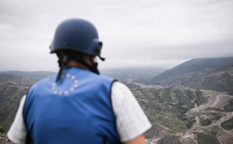 Ein Militärbeobachter der EUMA-Mission stiert in die umstrittene Gebirgsregion Berg-Karabach, in der sich Armenier und Aserbaidschaner gegenüberstehen Foto: picture alliance/dpa/TASS | Alexander Patrin