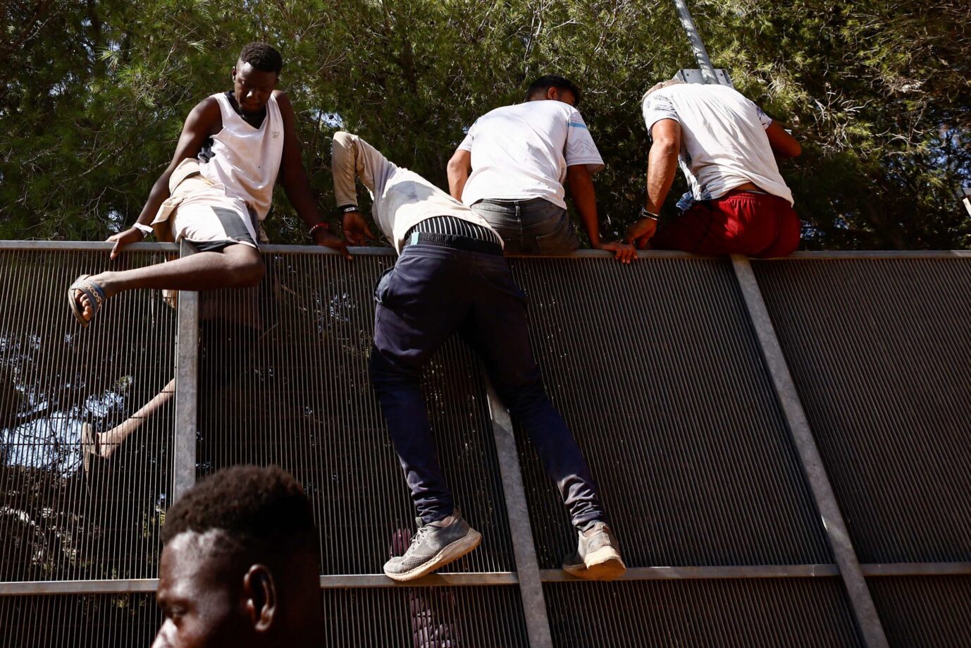 Migranten überwinden eine Absperrung auf der italienischen Mittelmeerinsel Lampedusa – in den vergangenen drei Tagen erreichten fast 7.000 den Ort Foto: picture alliance / REUTERS | Yara Nardi